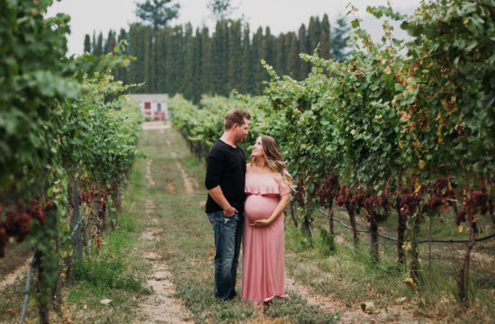 expecting mom maternity session in the okanagan