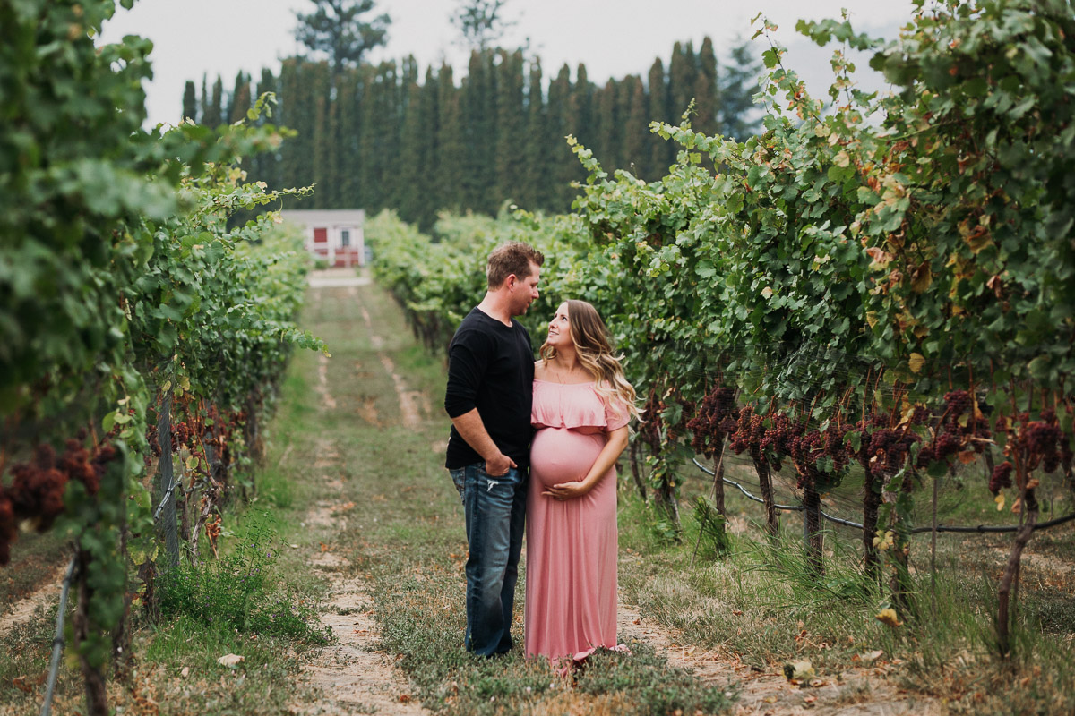 expecting mom maternity session in the okanagan
